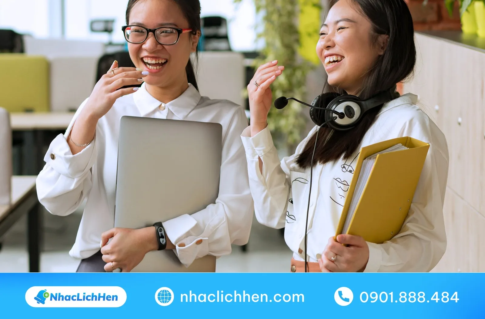 Hai nữ đồng nghiệp vui vẻ trao đổi tại văn phòng dịp 20/10
